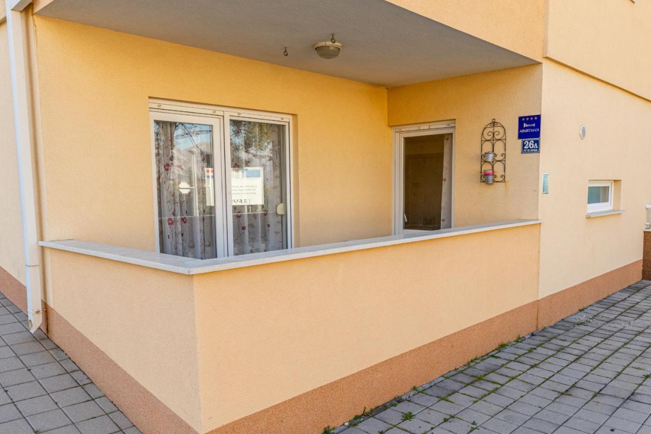 Spacious 2-Bedroom Apartment With Terrace And Parking Cavtat Exterior photo