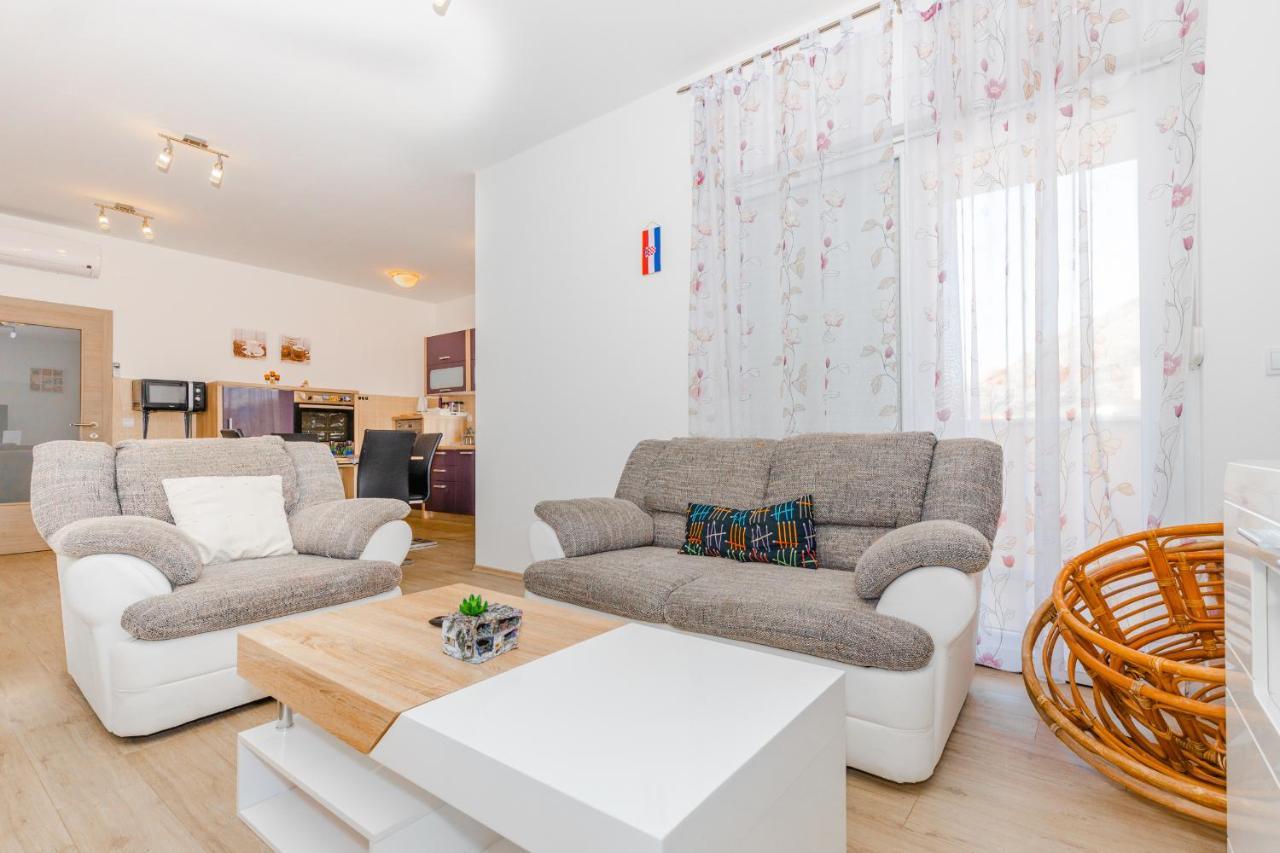 Spacious 2-Bedroom Apartment With Terrace And Parking Cavtat Exterior photo