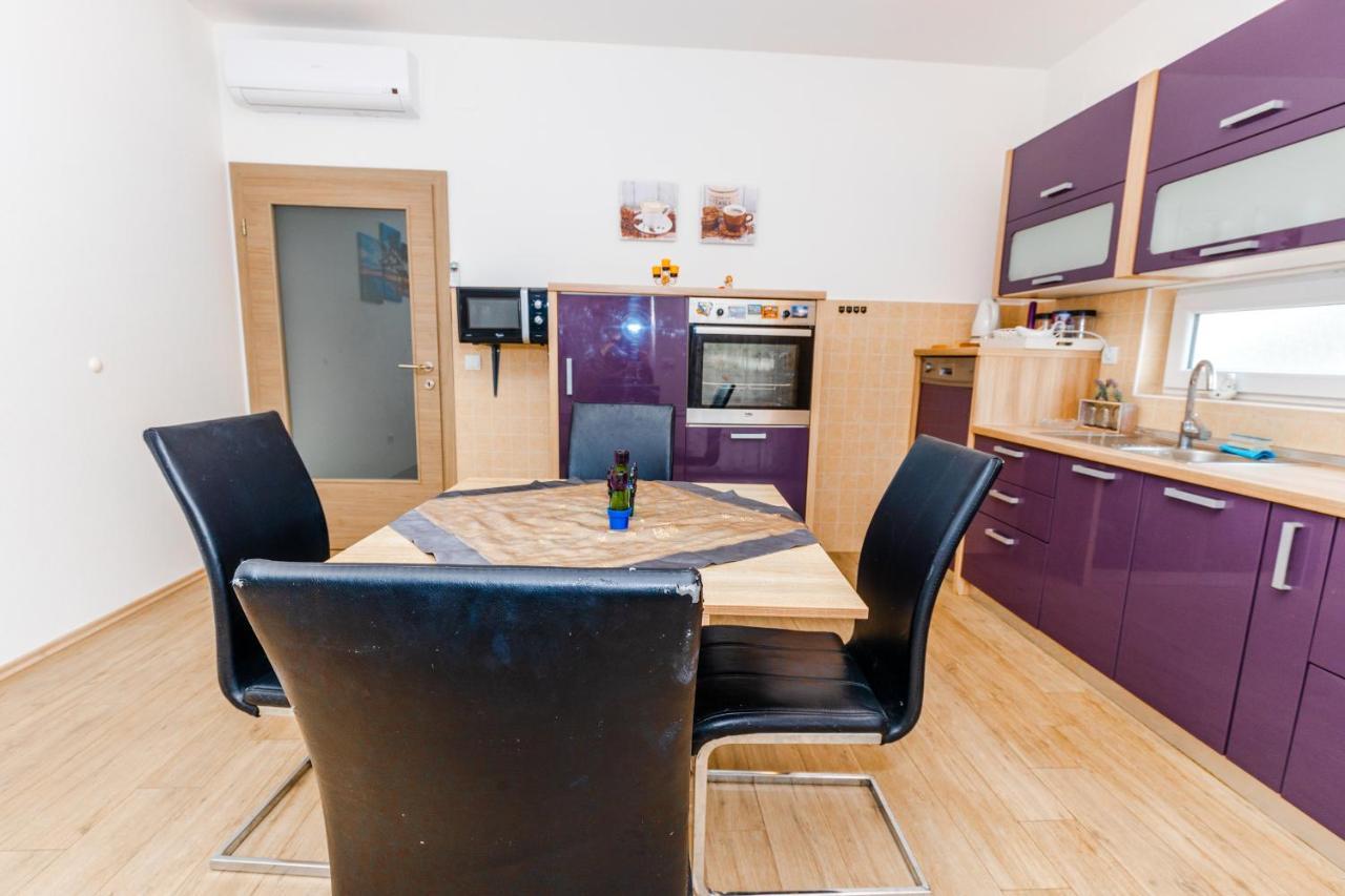 Spacious 2-Bedroom Apartment With Terrace And Parking Cavtat Exterior photo